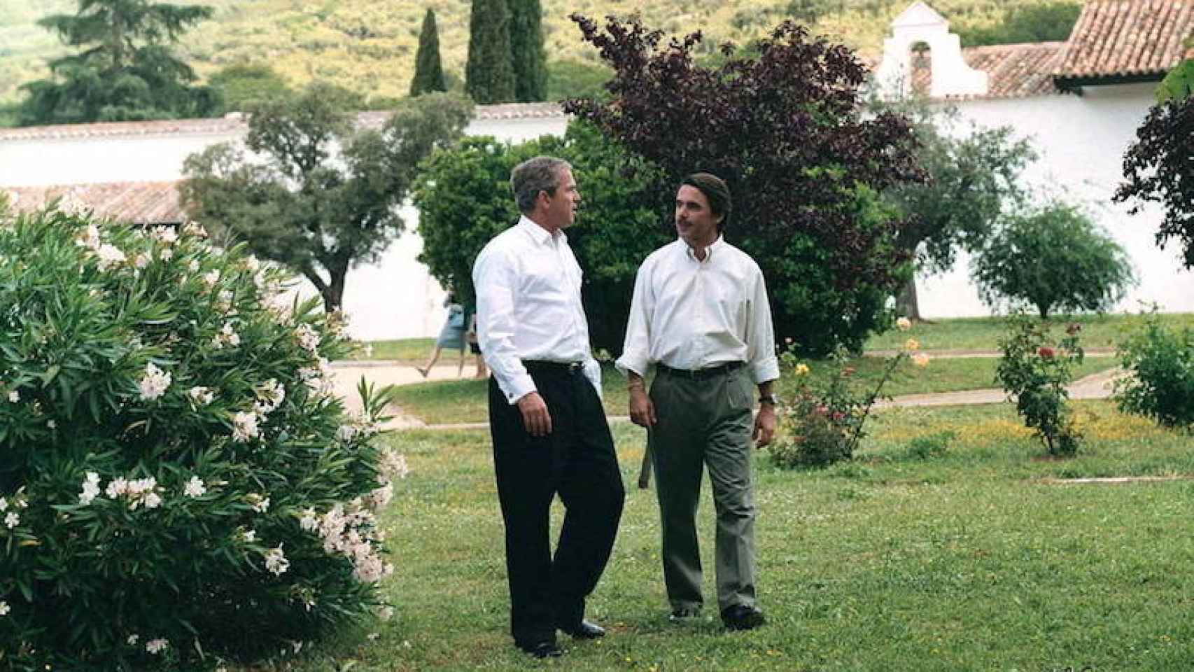 José María Aznar y George W. Bush pasean por la finca Quintos de Mora en 2001.