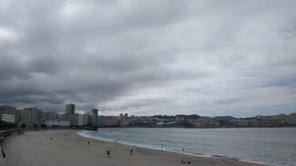 La playa del Orzán hoy