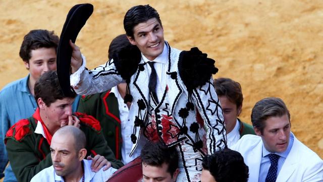 Pablo Aguado sale a hombros tras cortar tres orejas en la corrida goyesca, celebrada en la plaza de toros de Ronda (Málaga).