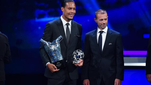 Van Dijk recibe el premio a mejor jugador de la UEFA