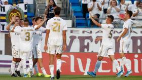 Piña de los jugadores del Castilla ante el Marina de Luanco