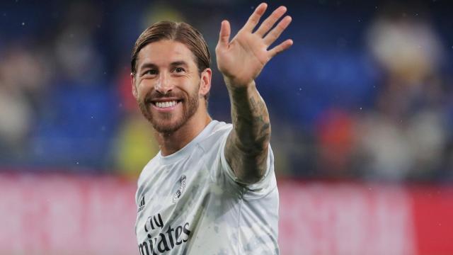 Sergio Ramos saluda a la afición durante el calentamiento