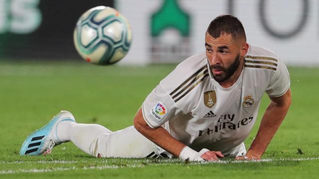 Benzema sobre el verde del Estadio de La Cerámica