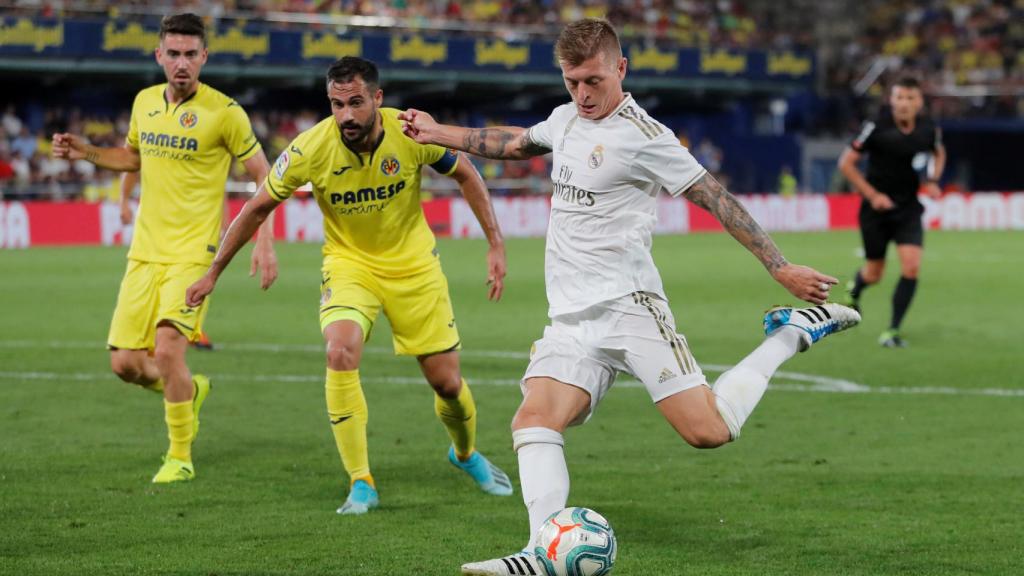 Toni Kroos dispara a portería en el Villarreal - Real Madrid.
