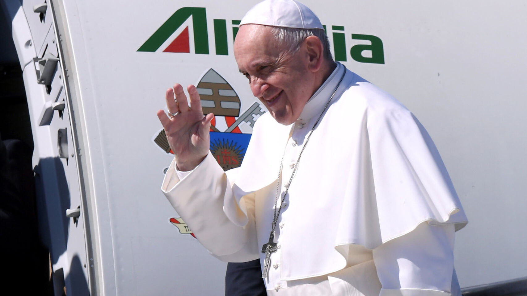 El papa Francisco, antes de subirse al avión papal rumbo a Rabat.