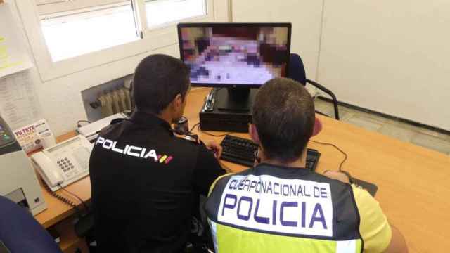 La Guardia Civil ha detenido a la mujer por difundir imágenes de carácter sexual.
