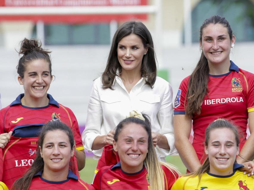 La reina Letizia con Olivia Fresneda y parte del equipo femenino de rugby 7.