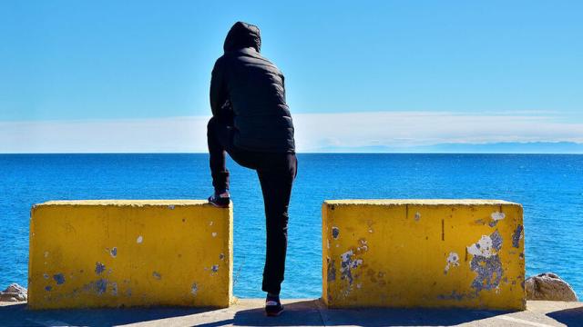 Un vecino de Ceuta mirando las aguas del Estrecho de Gibraltar.