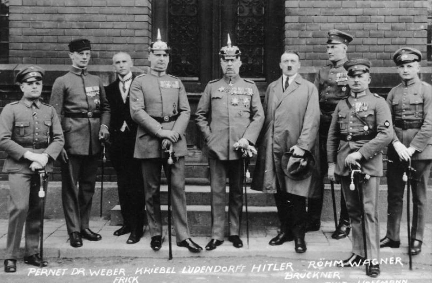 Hitler, junto a los demás acusados por el putsch de Múnich durante su juicio.