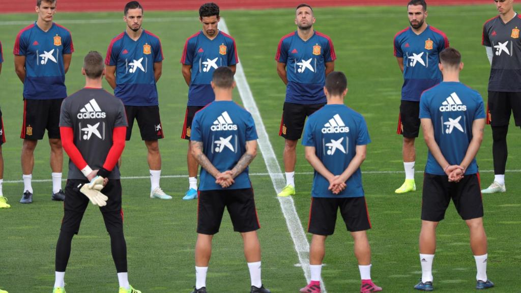 La selección española realiza un minuto de silencio en Las Rozas