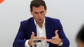 Albert Rivera, durante una reunión con compañeros de partido.