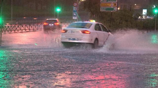 Un taxi atraviesa calles anegadas por las tormentas. EFE.