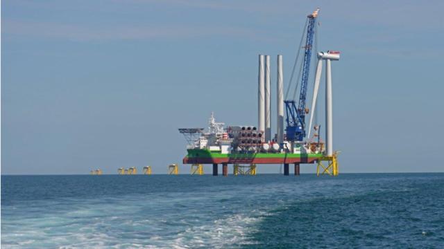 Ensamblaje de la primera turbina del proyecto de energía eólica marina East Anglia One.