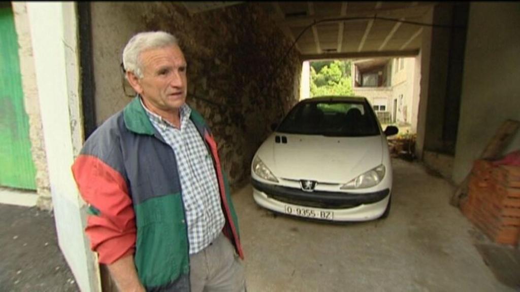 El padre de la joven, junto al coche donde fue asesinada.