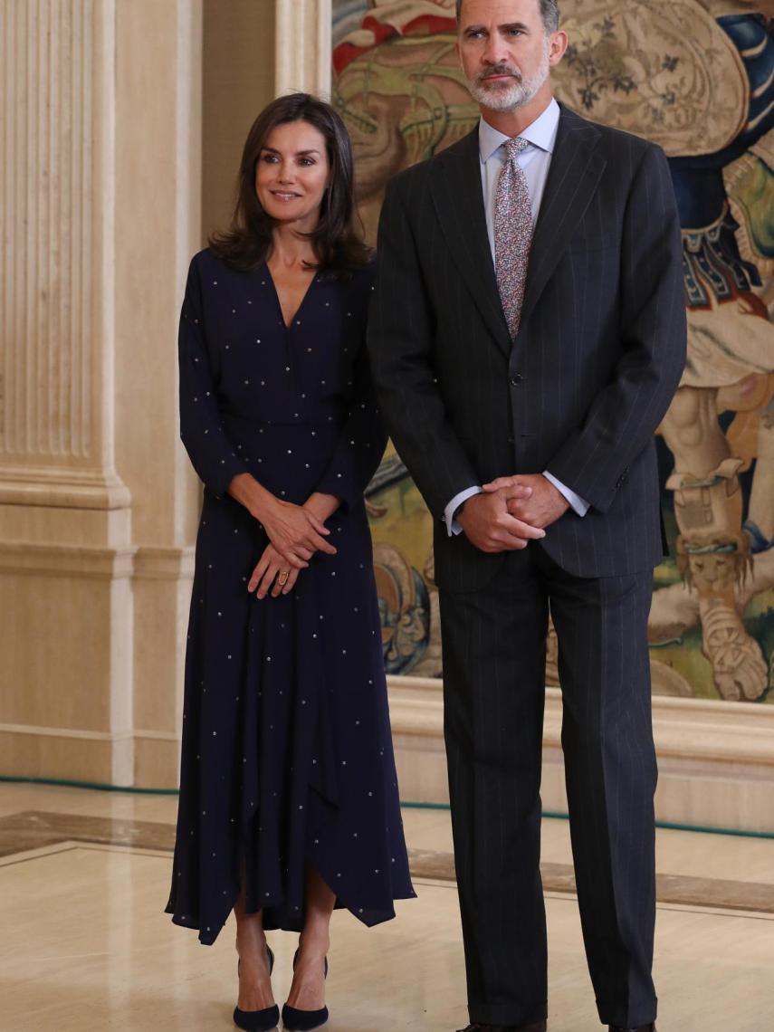 El vestido de la reina Letizia es de la firma Maje.