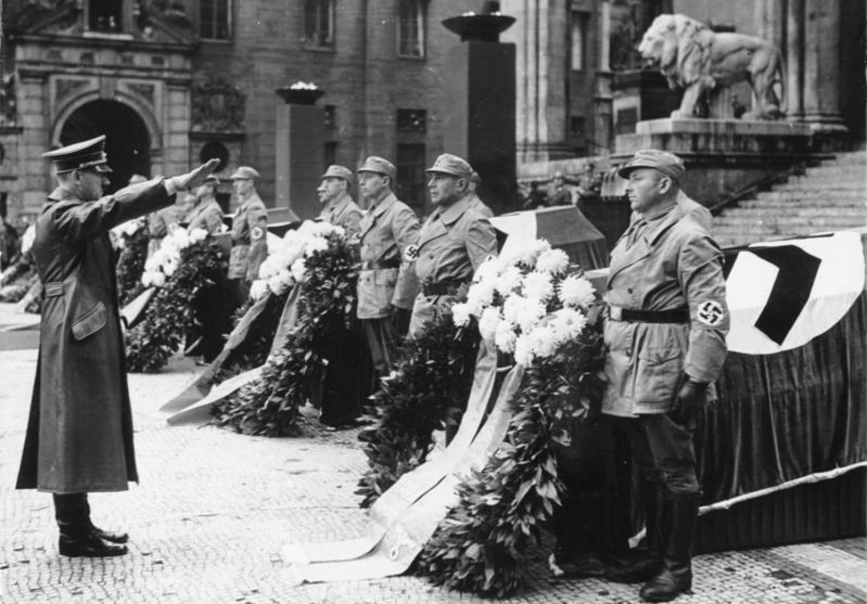 Homenaje de Hitler a los nazis fallecidos durante el intento de golpe de estado de 1923.