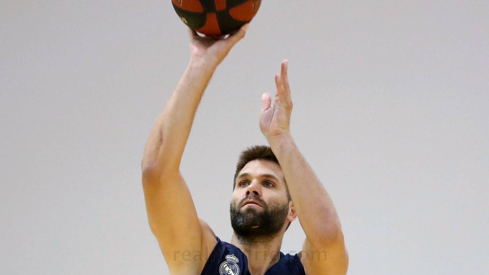 Felipe Reyes se entrena en pretemporada con el Real Madrid.