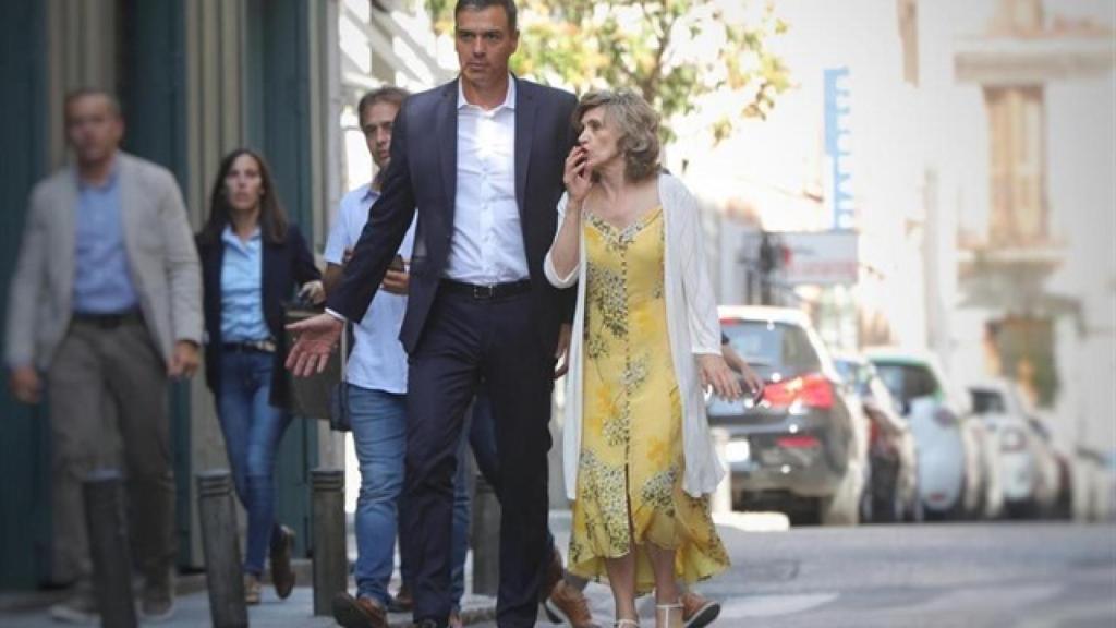 El presidente del Gobierno en funciones, Pedro Sánchez, junto a la ministra de Sanidad, María Luisa Carcedo, también en funciones.