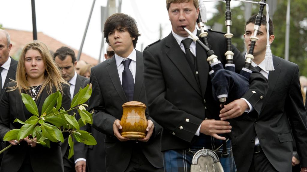 Carmen, Miguel y Javier Ballesteros en el funeral de su padre, Severiano.