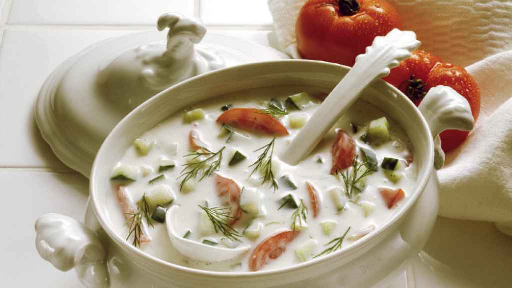 Una sopa fría de kéfir y verdura, gran fuente de prebióticos y probióticos.