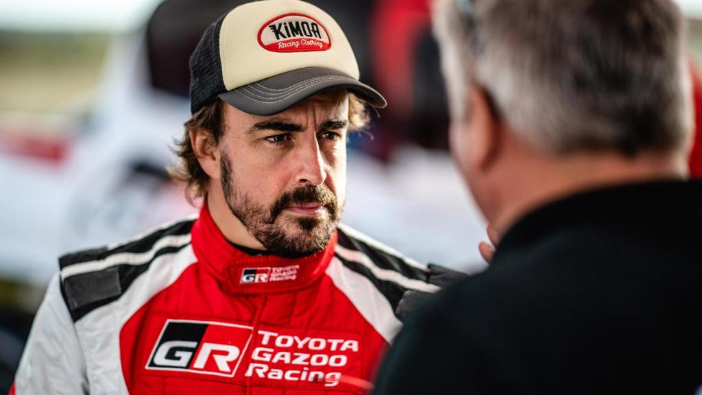 Fernando Alonso durante los test en Polonia con el Toyota Hilux del Dakar