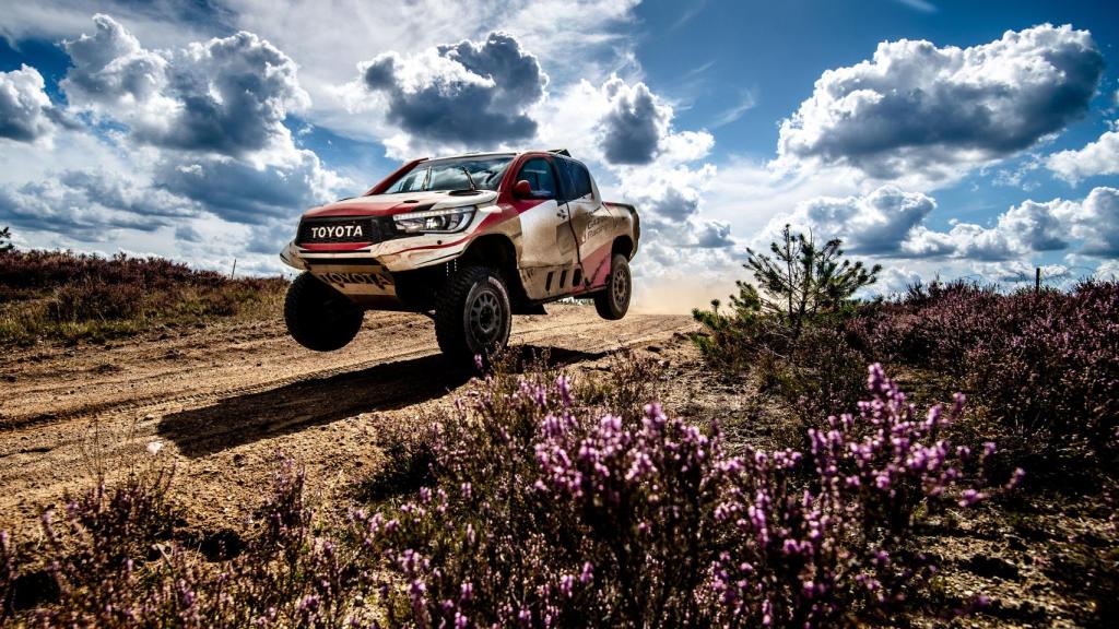 Fernando Alonso durante los test en Polonia con el Toyota Hilux del Dakar