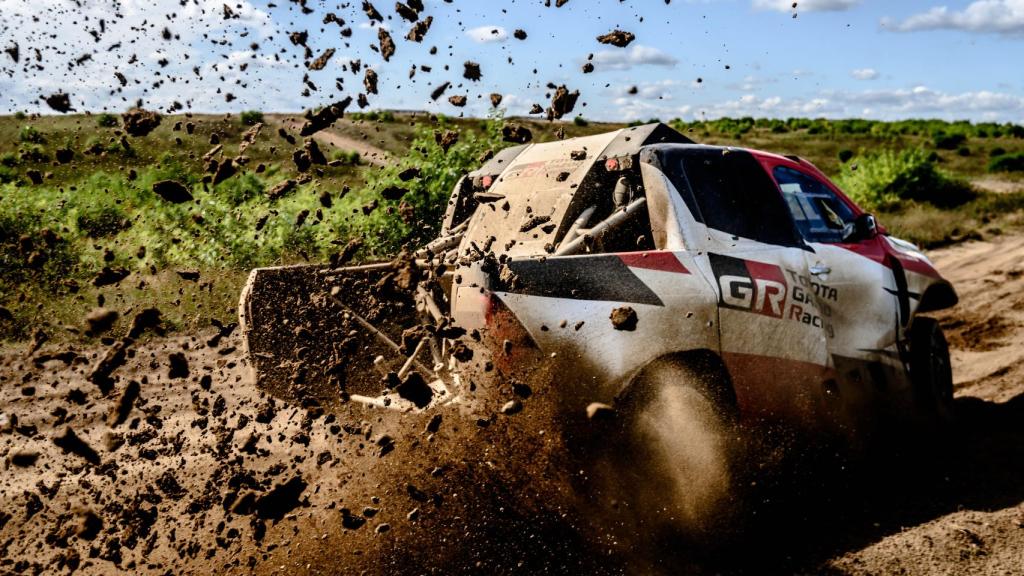 Fernando Alonso durante los test en Polonia con el Toyota Hilux del Dakar