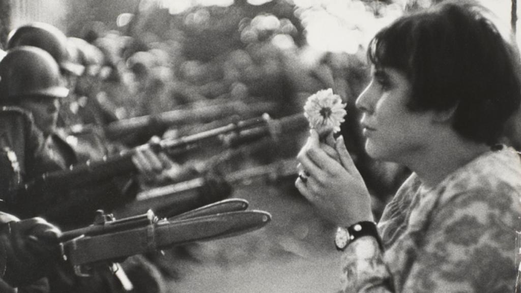 marc-riboud-lyon-1923-paris-2016-i-la-joven-con-la-flor-i-1967-copia-en-gelatina-de-plata-26-4-x-36-cm-collecti