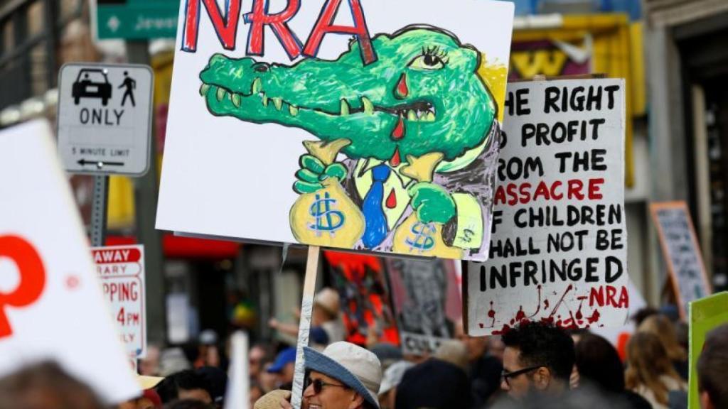 Cartel contra la NRA durante la March for Our Lives celebrada en Los Ángeles en 2018.