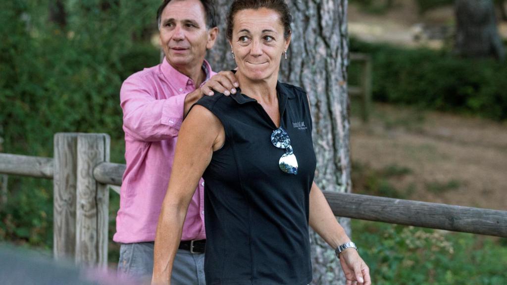 Lola, hermana de Blanca Fernández Ochoa, junto a Adrián, cuñado de la deportista, los días de búsqueda.