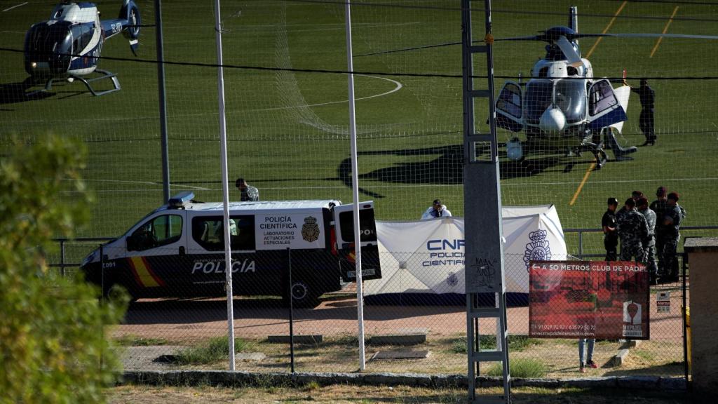 Los equipos forenses trasladan el cuerpo de Blanca Fernández Ochoa.