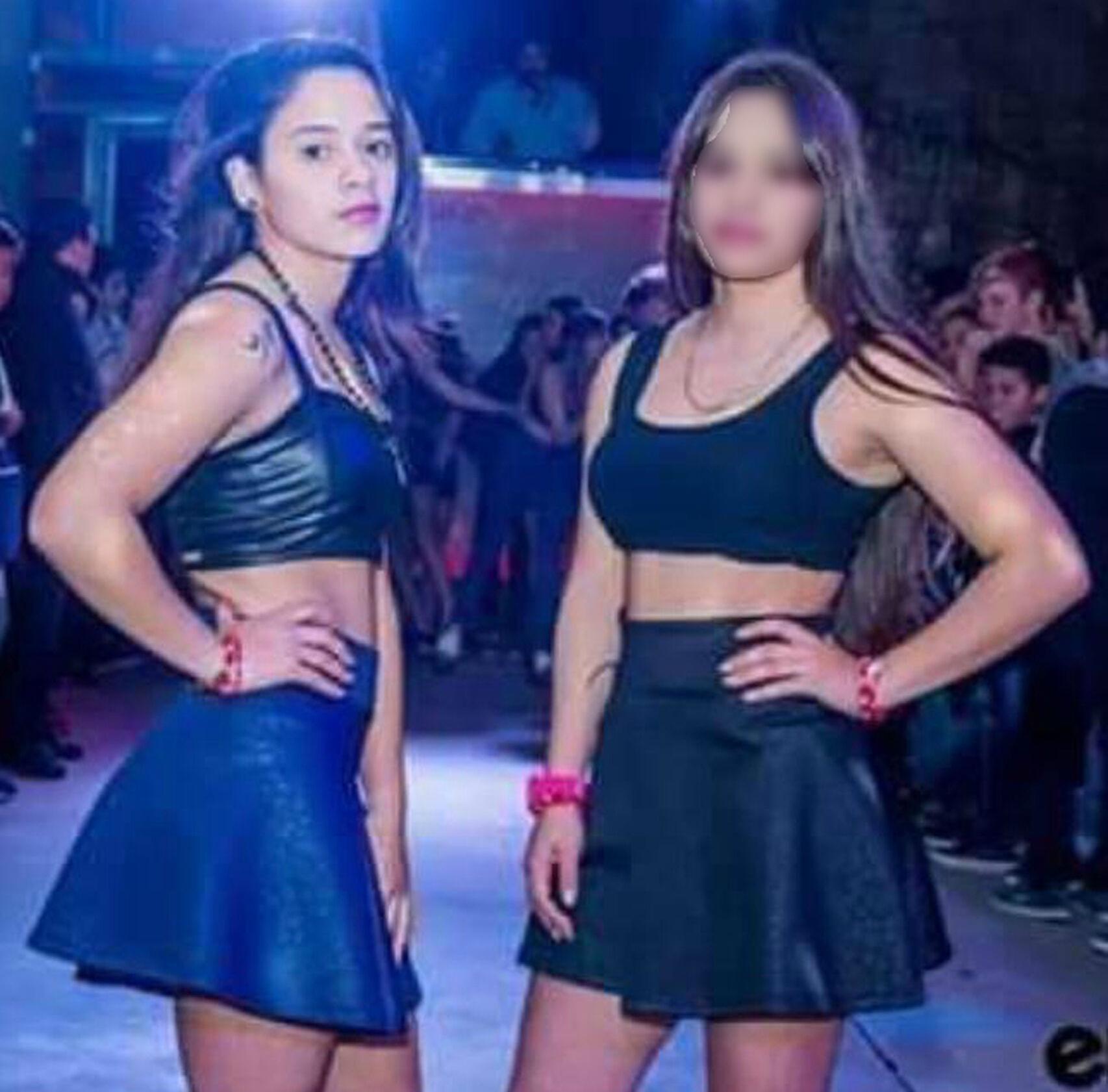 Milagros y su hermana melliza, en una fiesta.