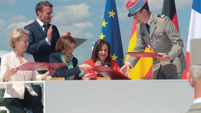 La ministra de Defensa, Margarita Robles (segunda por la derecha) junto con sus homólogas de Alemania y Francia y el presidente francés, Emmanuel Macron, durante la firma de incorporación de España al programa FCAS.