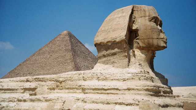 La Gran Esfinge de Guiza y al fondo la Gran Pirámide.