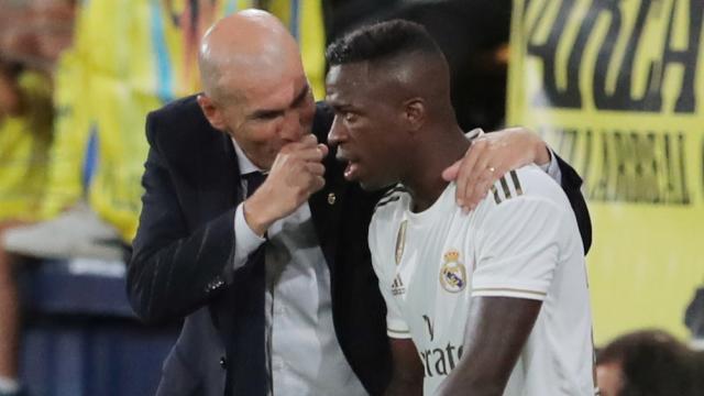 Zidane y Vinicius dialogan en la banda