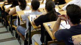 Estudiantes en un examen de Selectividad (foto de archivo).