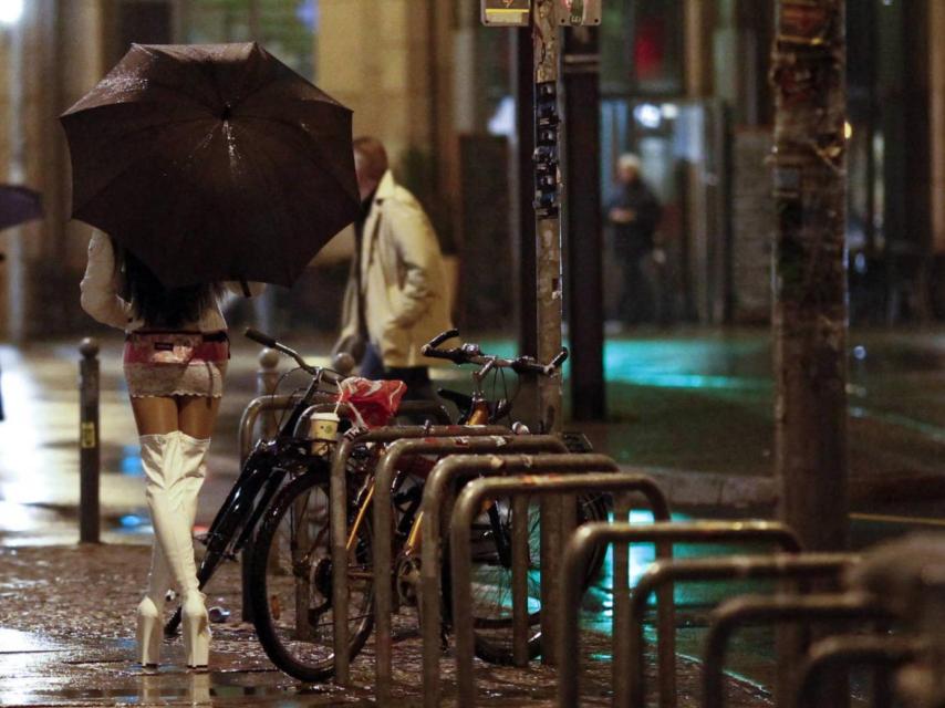 Una prostituta camina por Oranienburgen Strasse, en Berlín.