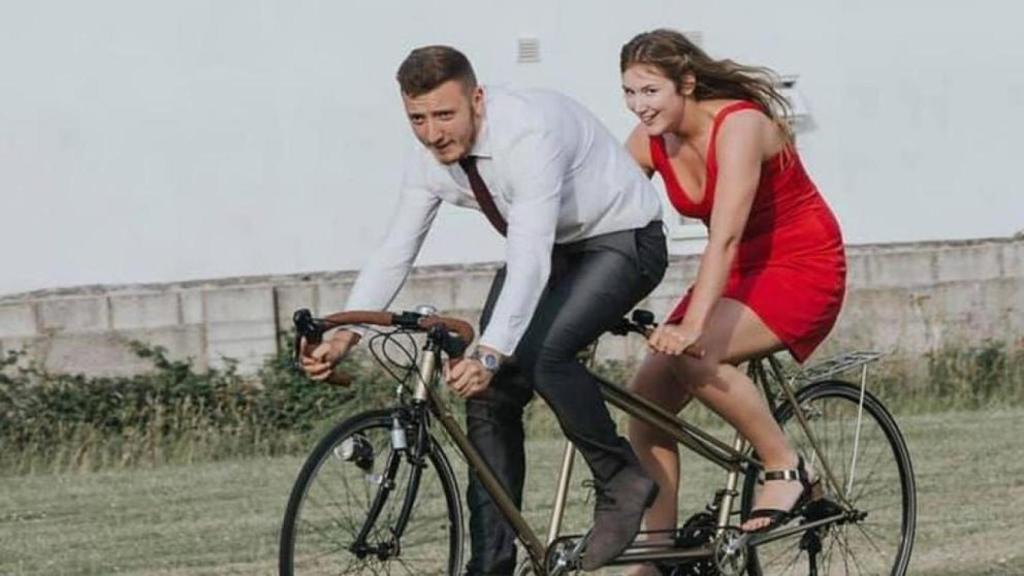 El joven, aficionado del motociclismo, junto a su hermana Sophie.