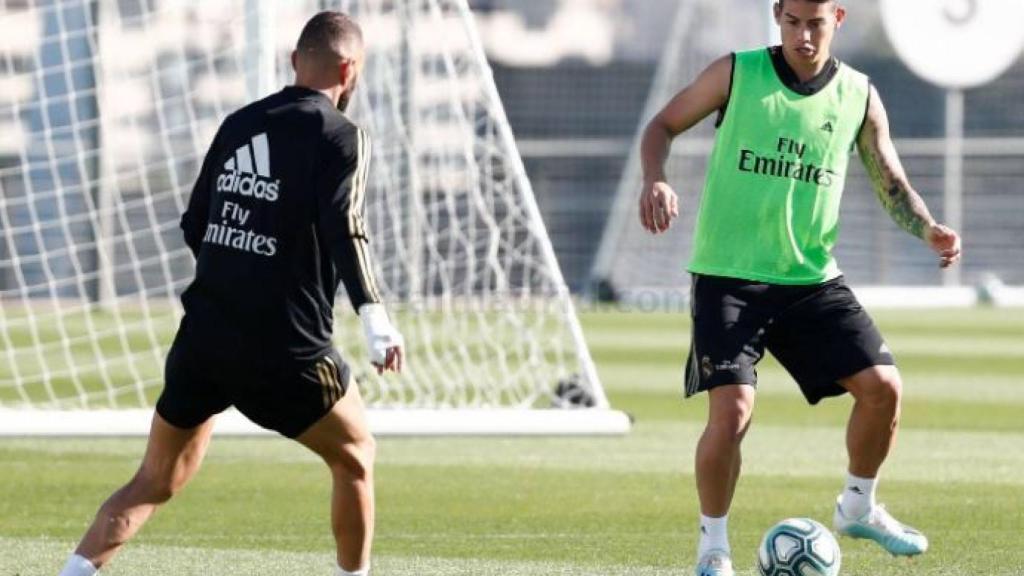James encara a Benzema en el entrenamiento