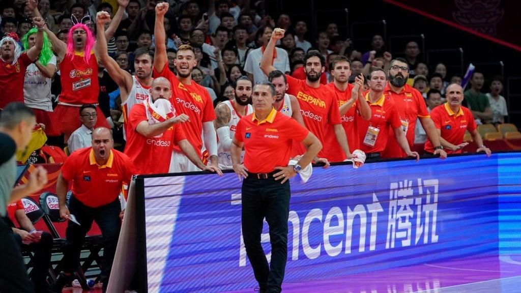 El banquillo de la selección española celebra una canasta. Foto: Baloncesto FEB