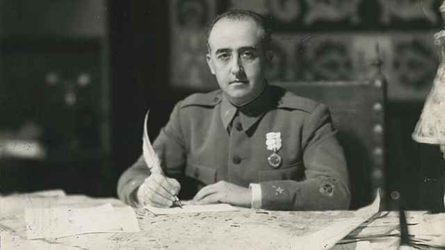 El dictador Franco, escribiendo una carta con su pluma.