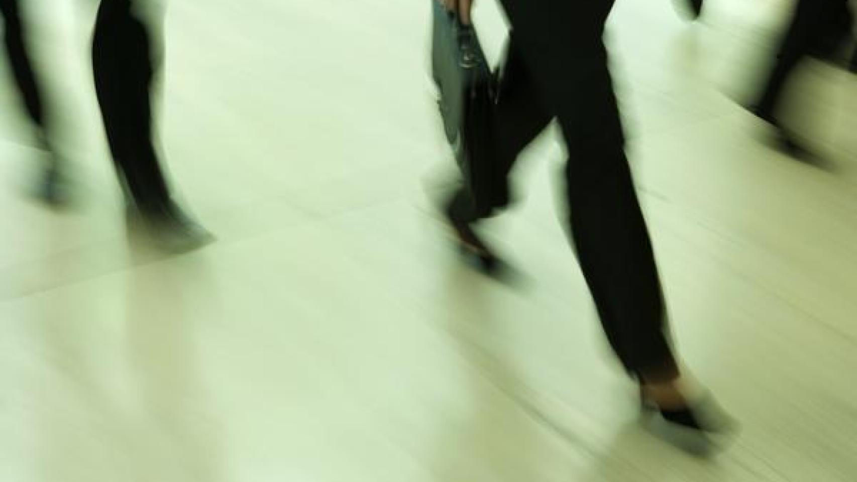 Una mujer estresada caminando.