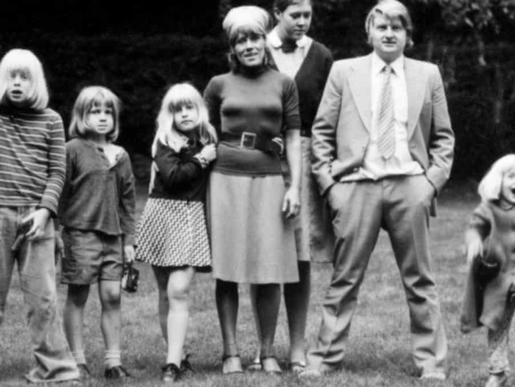 Boris, Leo, Rachel, Charlotte Stanley y Jo Johnson en una foto familiar.