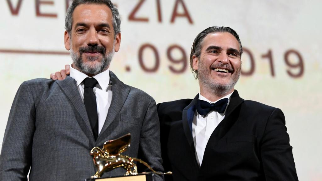 Todd Phillips y Joaquin Phoenix con el León de Oro.