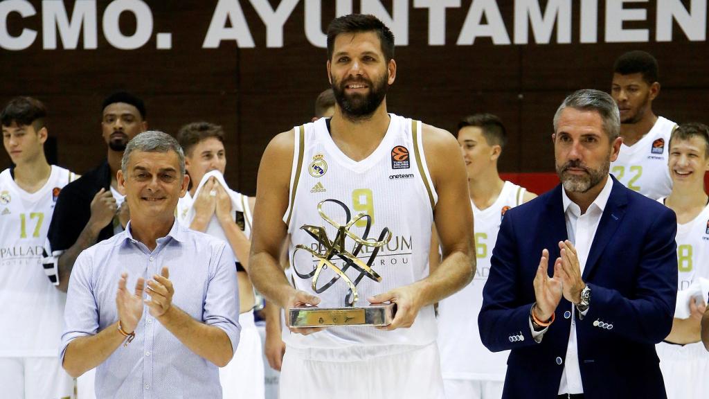 Felipe Reyes, con el trofeo de campeón del  IX Torneo Costa del Sol