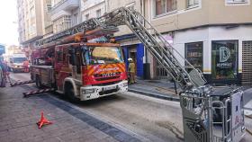 Los bomberos sofocan un incendio en un edificio de la calle de la Torre de A Coruña