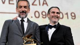 Todd Phillips y Joaquin Phoenix con el León de Oro.