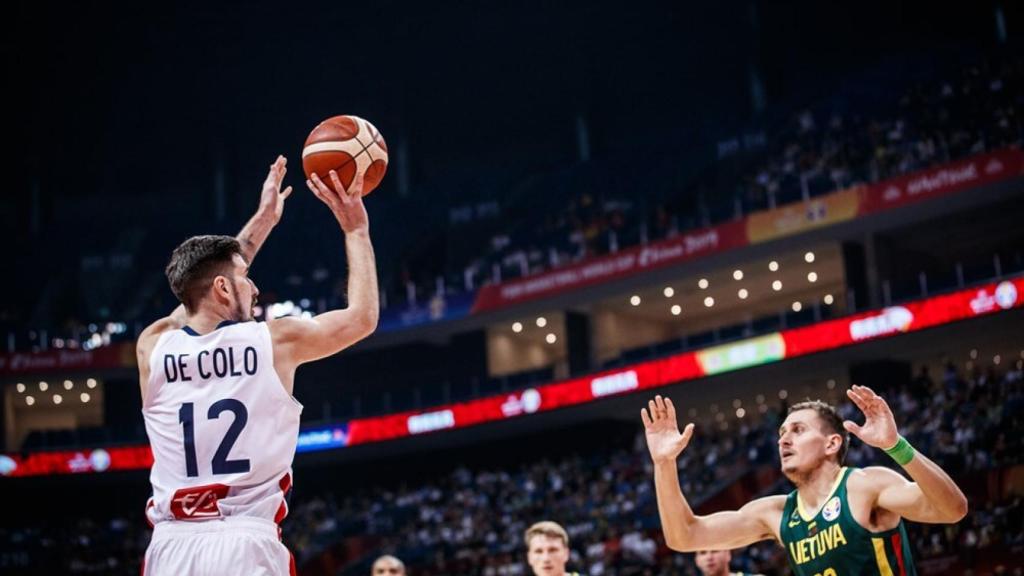 De Colo lanzando a canasta con Francia durante el Mundial de China