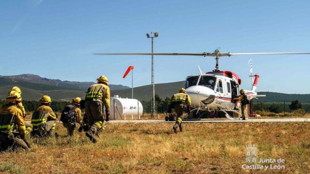 ARCHIVO - Cuadrilla helitransportada