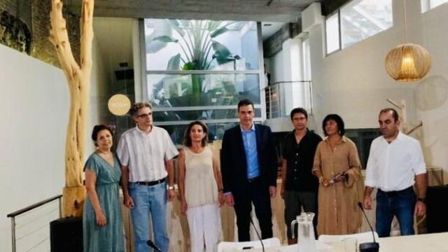 Pedro Sánchez y la ministra Teresa Ribera junto a los representantes de los grupos ecologistas.